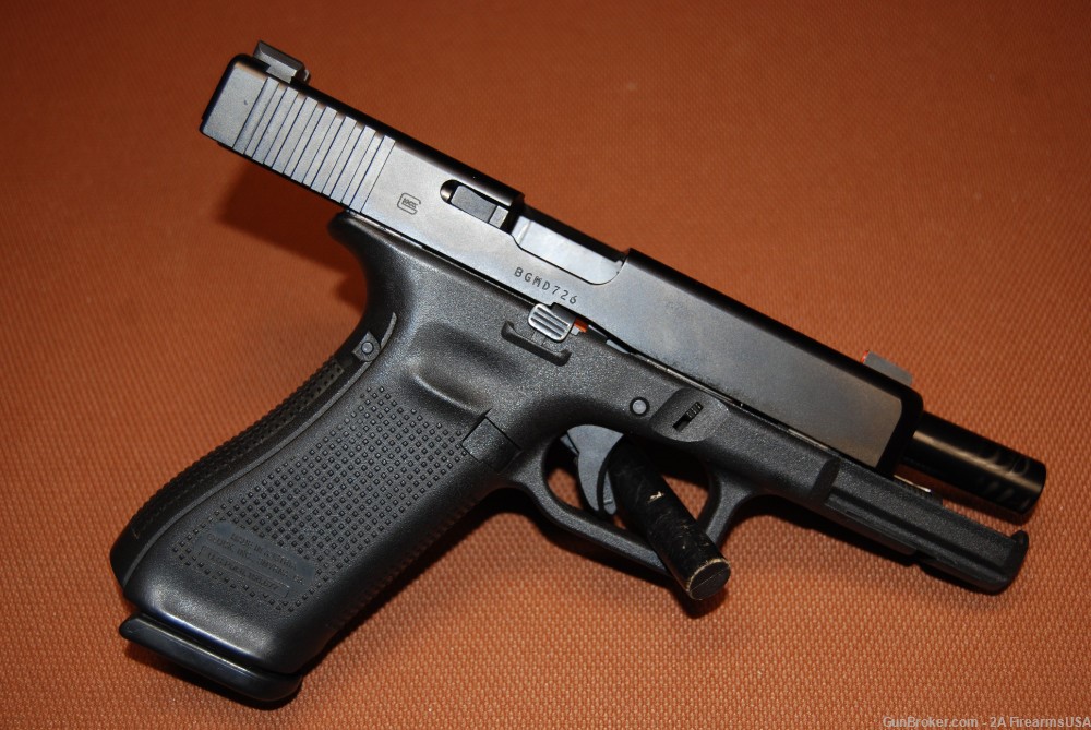 Glock G17 Gen 5 – 9mm - LE Trade-In - NIGHT SIGHTS – LIFETIME GUARANTEE -img-2