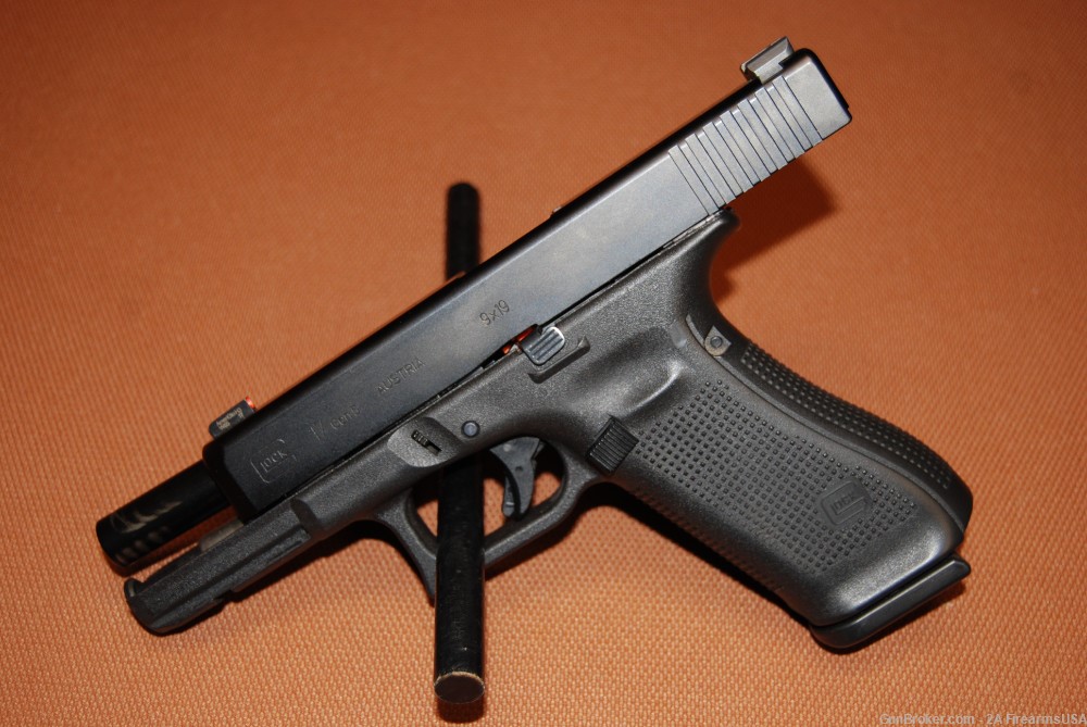 Glock G17 Gen 5 – 9mm - LE Trade-In - NIGHT SIGHTS – LIFETIME GUARANTEE -img-3