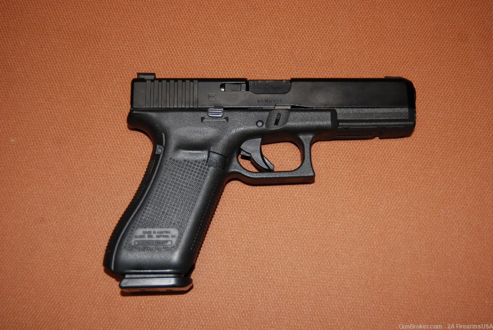 Glock G17 Gen 5 – 9mm - LE Trade-In - NIGHT SIGHTS – LIFETIME GUARANTEE -img-0