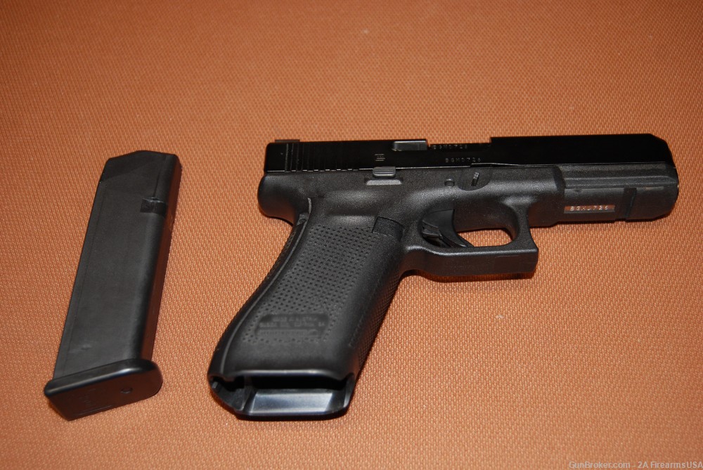 Glock G17 Gen 5 – 9mm - LE Trade-In - NIGHT SIGHTS – LIFETIME GUARANTEE -img-4
