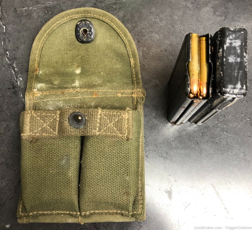 M1 Carbine ammo pouch (Arnold MFG CO 1944) and 2 Loaded magazines (II/BW)-img-0