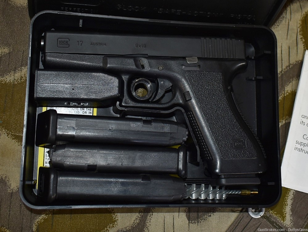 Glock 17 Gen 2 Pistol with box-img-1