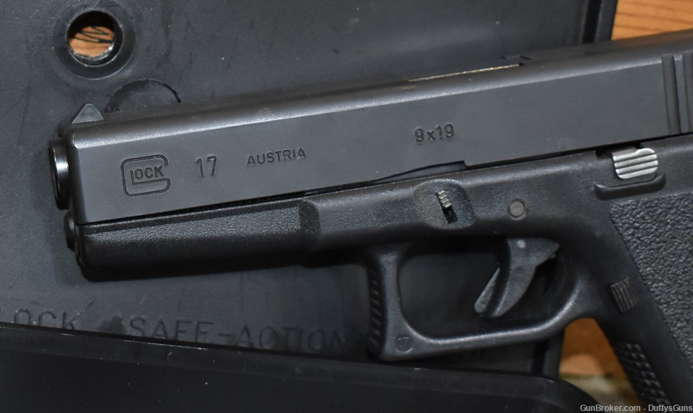 Glock 17 Gen 2 Pistol with box-img-4