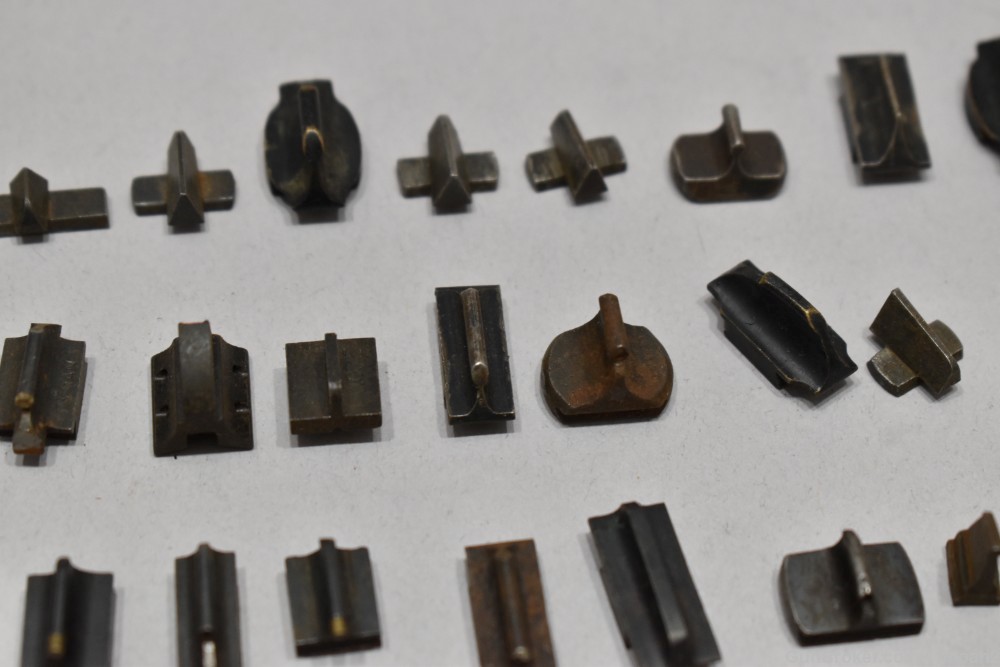 Huge Lot Approx 245 Pcs Unknown Dovetail Front Sights READ-img-4