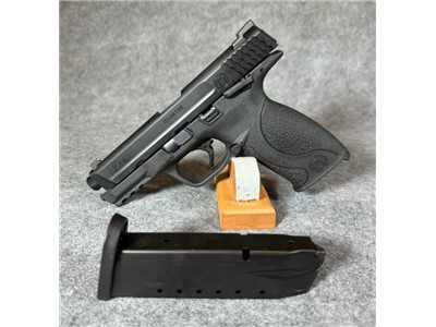 Smith & Wesson M&P40 .40S&W Pistol