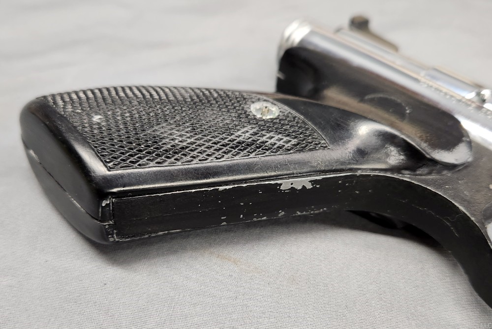 Crosman Medalist pellet pistol Model 150 with wooden display case box-img-12
