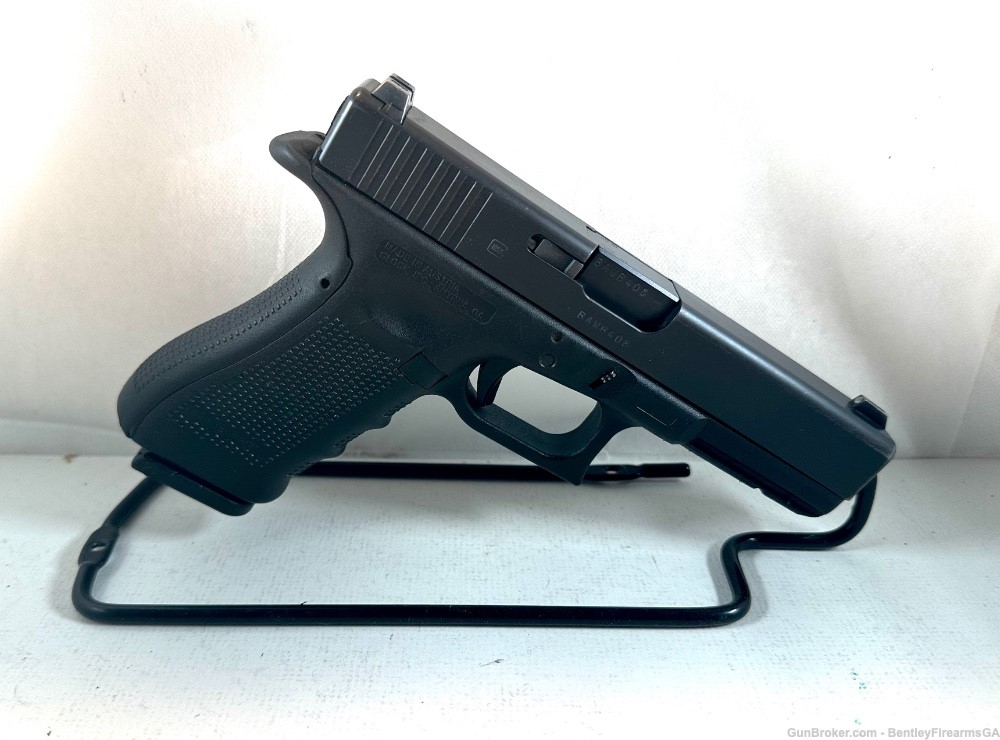 Glock G22 gen4 .40S&W Caliber Semi-Automatic Pistol-img-1