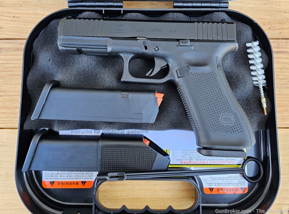 Glock 17 Gen 5 9mm Luger 4.25" Bbl w/ three 17 rnd mags, case Excellent!-img-1