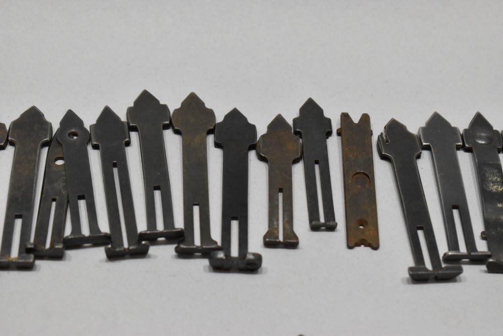 Massive Lot Approximately 295 Leaf Spring Style Rear Sights READ-img-6