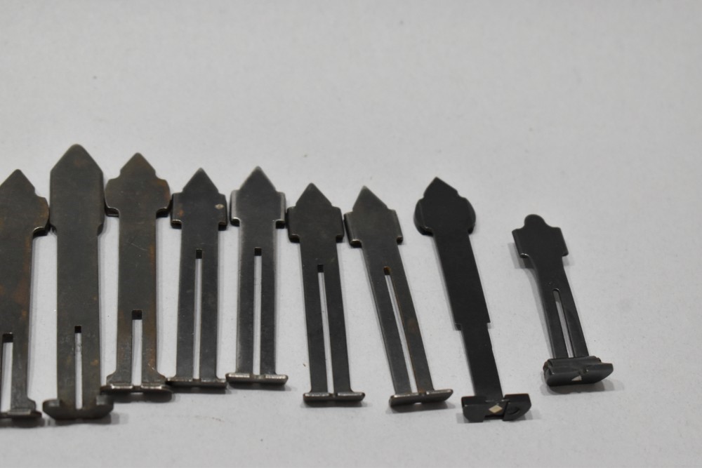 Massive Lot Approximately 295 Leaf Spring Style Rear Sights READ-img-8