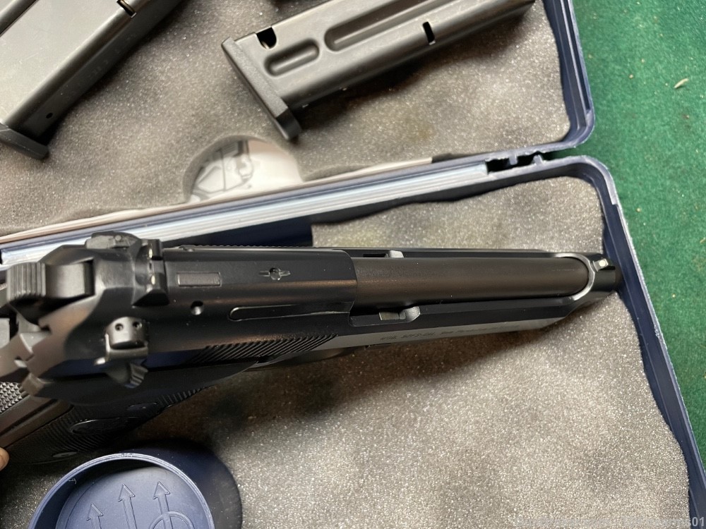 Beretta M9A1 92fs Railed 9mm USA made w/ 6 magazines & orig box-img-4