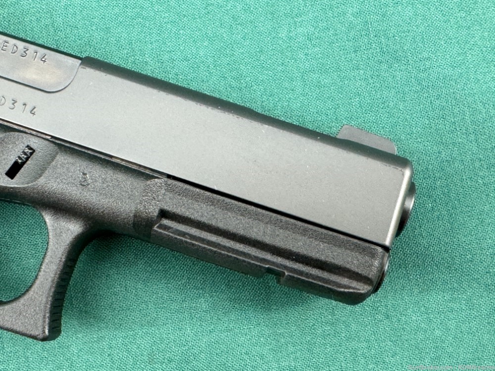 Glock 17C Gen 4 9mm Excellent in Box Trijicon Night Sights USA .01 NR-img-5