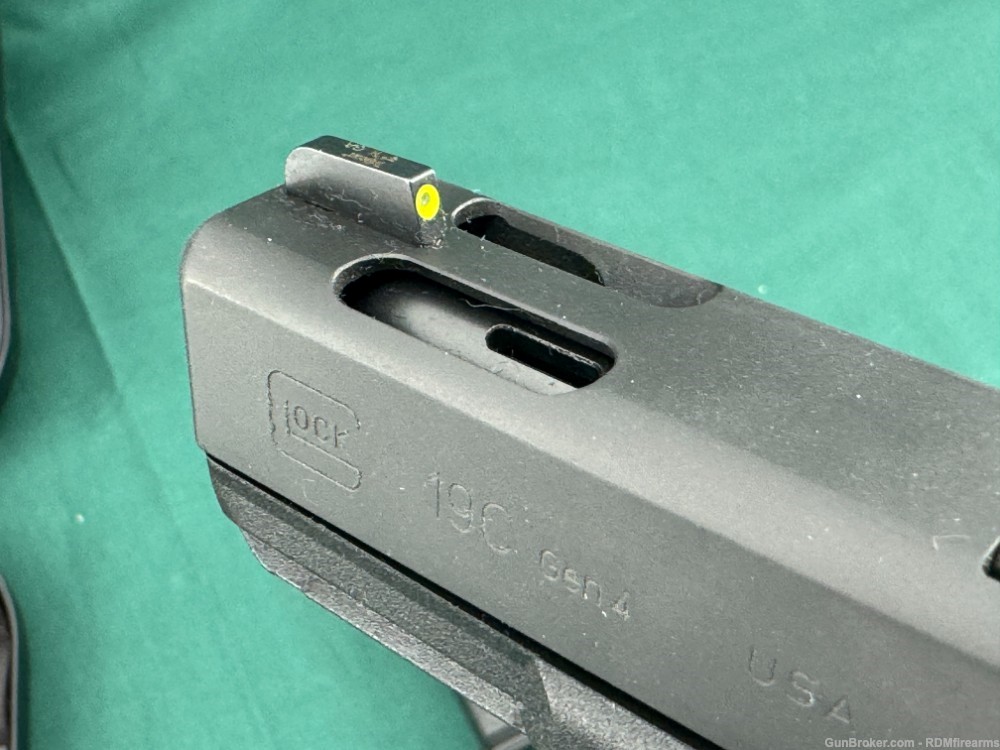 Glock 19C Gen 4 9mm Excellent in Box Trijicon Night Sights USA .01 NR-img-7