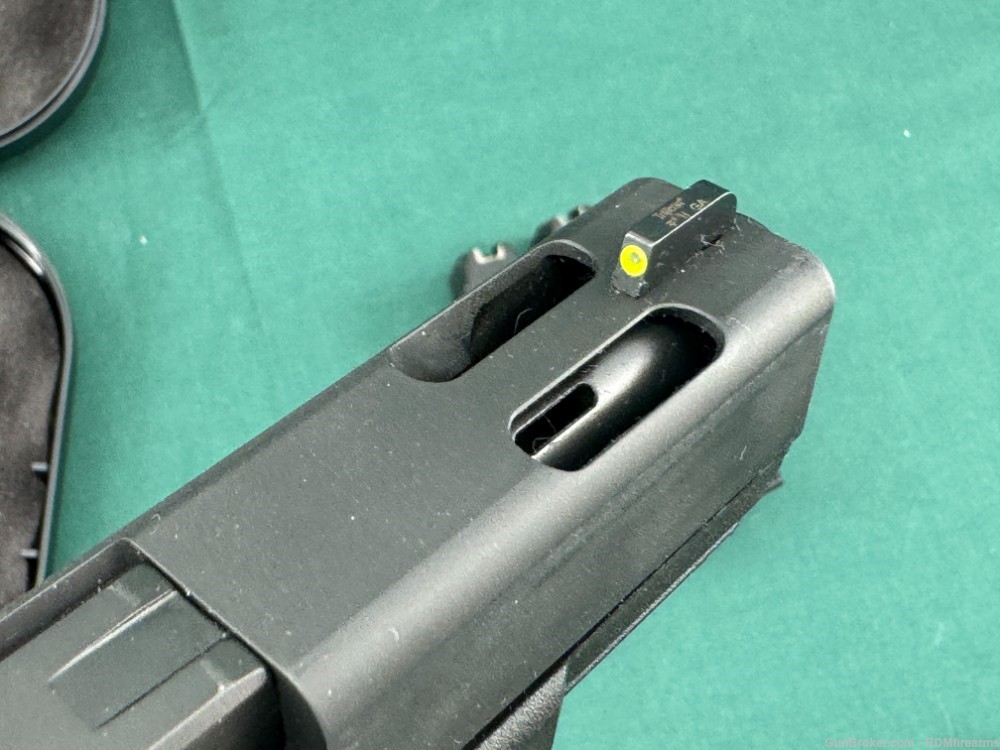 Glock 19C Gen 4 9mm Excellent in Box Trijicon Night Sights USA .01 NR-img-4
