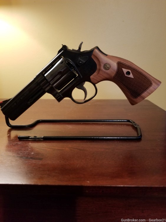 Smith and Wesson model 586 Classic Revolver 357 mag 4" barrel 6 rd. -img-0