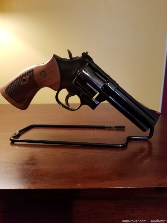 Smith and Wesson model 586 Classic Revolver 357 mag 4" barrel 6 rd. -img-1
