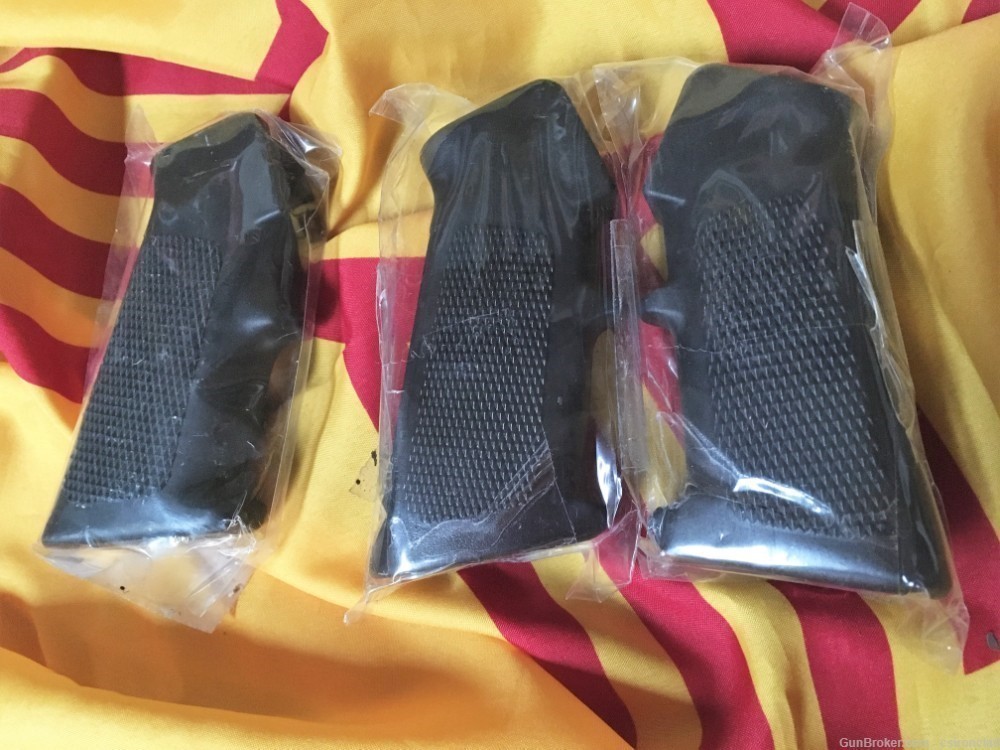 AR-15 grips for rifles,   3 units.-img-0