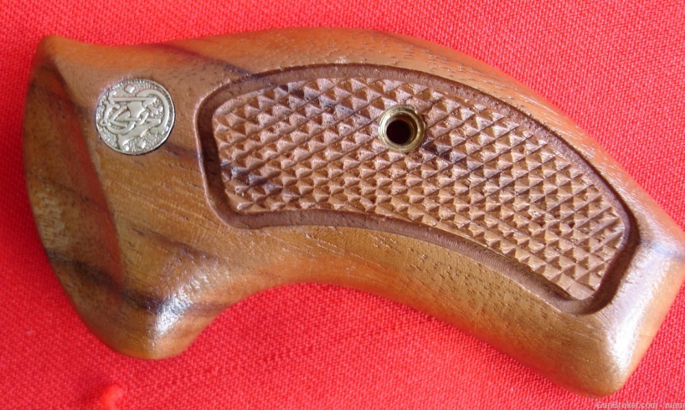 Smith & Wesson J-Frame, Round Butt Factory  Banana Grips 1982  GA-img-1