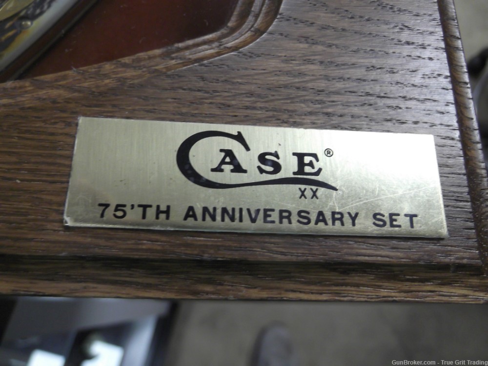 CASE Display Gold 75th 3 knife display -img-1
