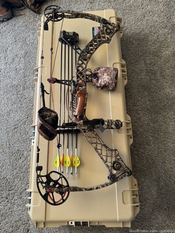 Left handed Mathews Z7 Magnum 70#  26.5”-img-0