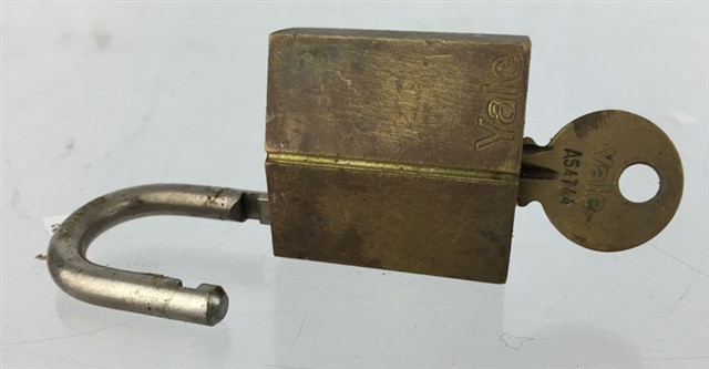 Yale pad lock with key-img-1