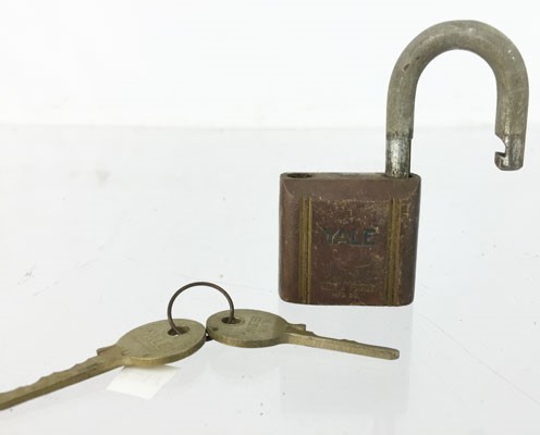 Yale pad lock with 2 keys-img-1