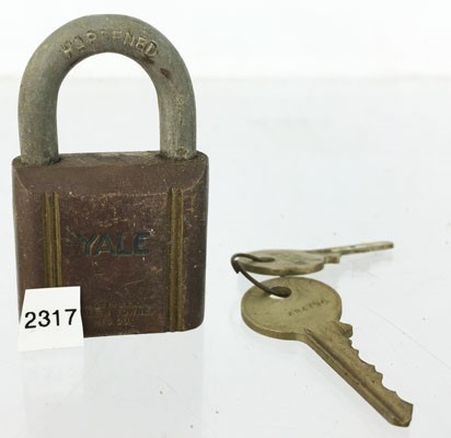 Yale pad lock with 2 keys-img-0