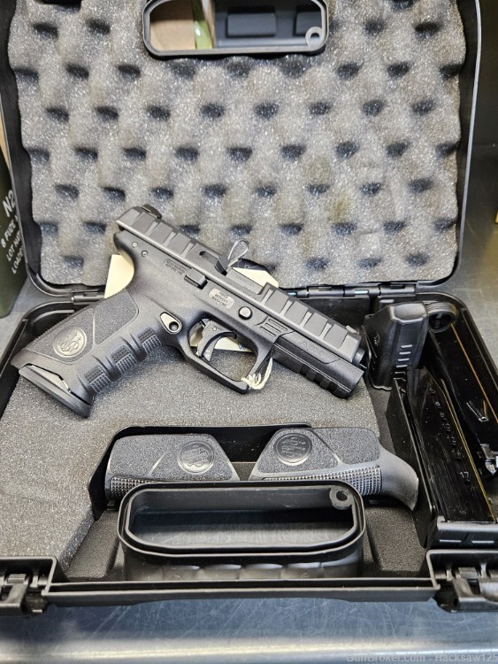 Beretta APX FULL SIZE with 3-17 Round Mags NIB-img-2