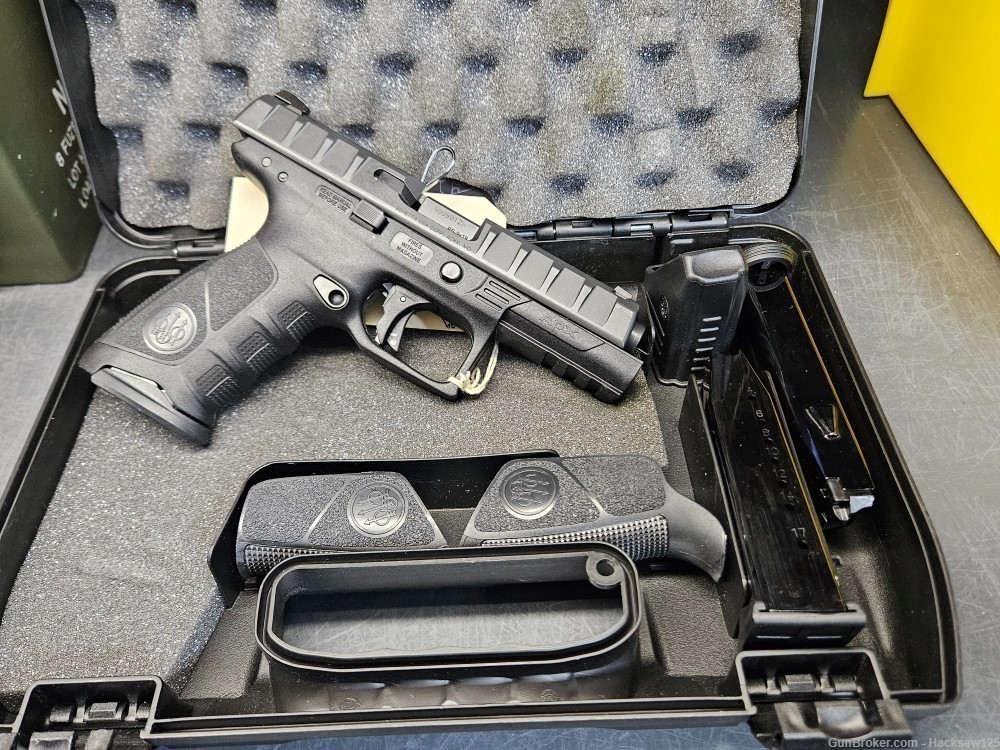 Beretta APX FULL SIZE with 3-17 Round Mags NIB-img-1