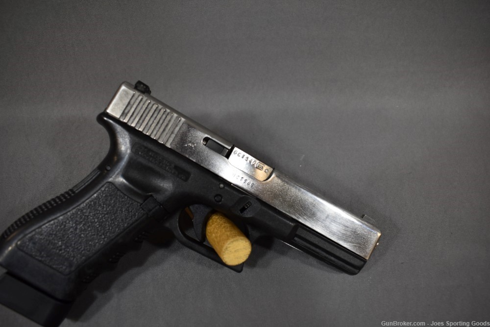 Glock 17 Gen 3 - 9mm Semi-Automatic Pistol w/ Factory Case & Two Magazines-img-3