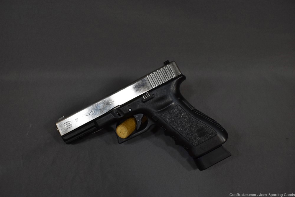 Glock 17 Gen 3 - 9mm Semi-Automatic Pistol w/ Factory Case & Two Magazines-img-5