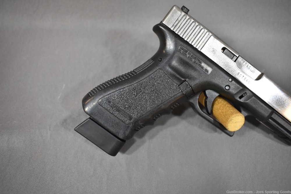 Glock 17 Gen 3 - 9mm Semi-Automatic Pistol w/ Factory Case & Two Magazines-img-2