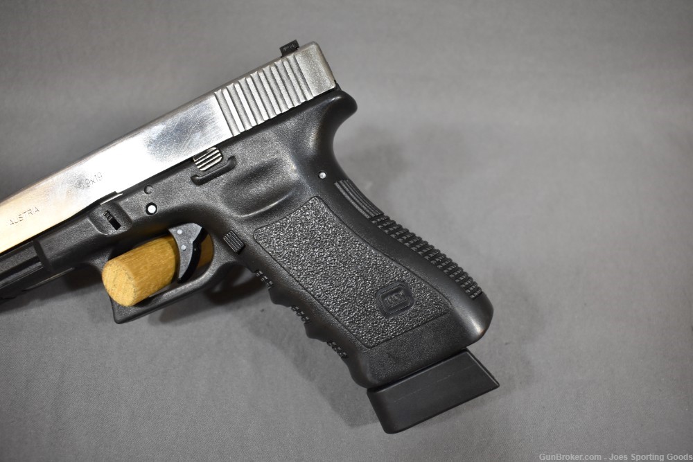 Glock 17 Gen 3 - 9mm Semi-Automatic Pistol w/ Factory Case & Two Magazines-img-7