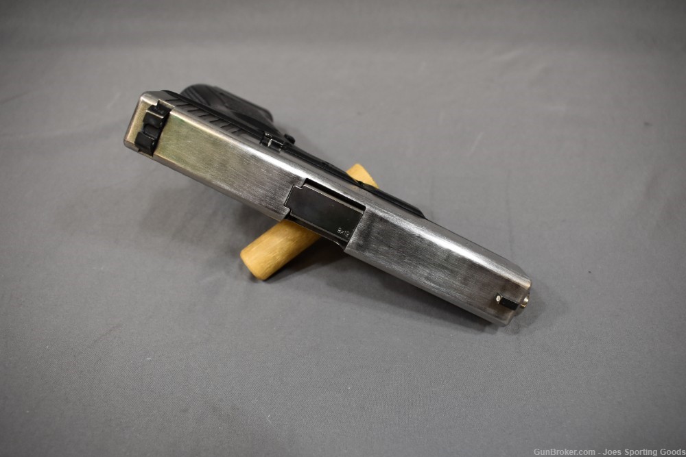 Glock 17 Gen 3 - 9mm Semi-Automatic Pistol w/ Factory Case & Two Magazines-img-8
