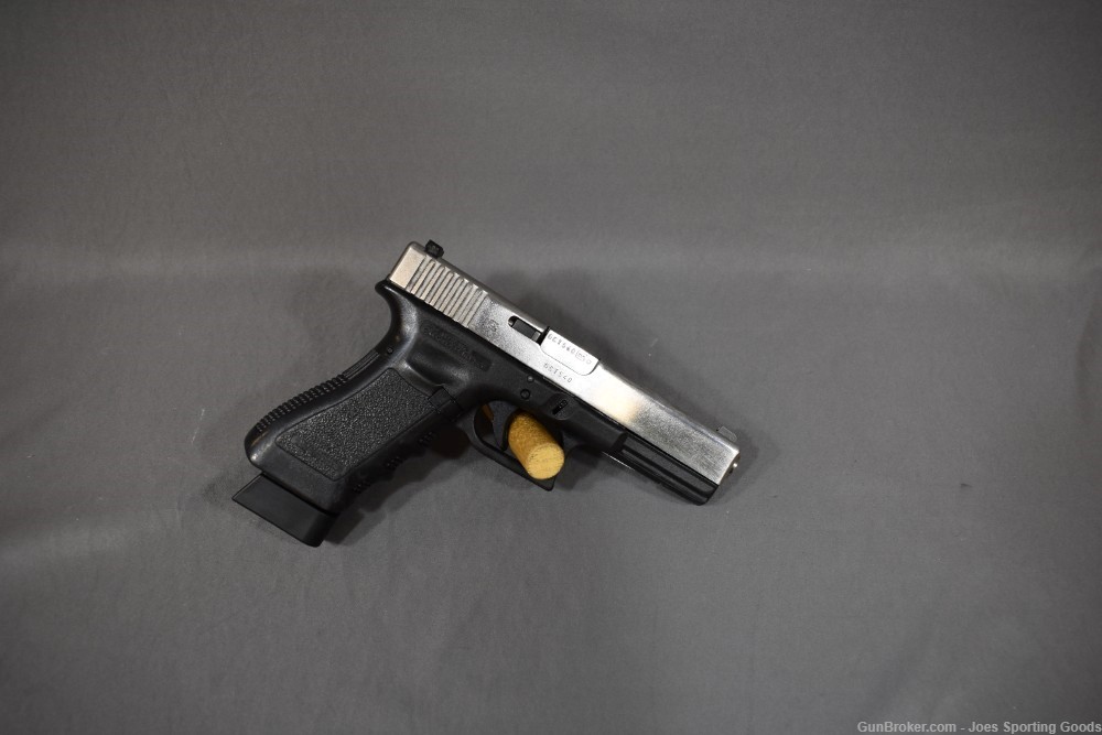 Glock 17 Gen 3 - 9mm Semi-Automatic Pistol w/ Factory Case & Two Magazines-img-1