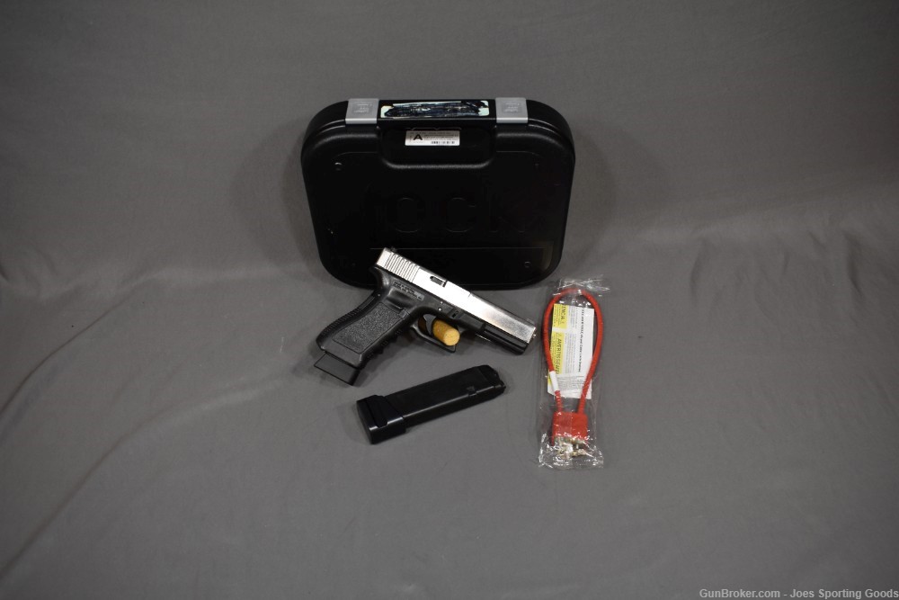 Glock 17 Gen 3 - 9mm Semi-Automatic Pistol w/ Factory Case & Two Magazines-img-0
