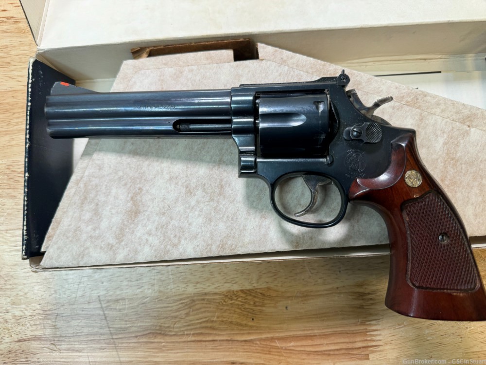 Smith & Wesson model 586 .357 Magnum with Original Box! Excellent Condition-img-10