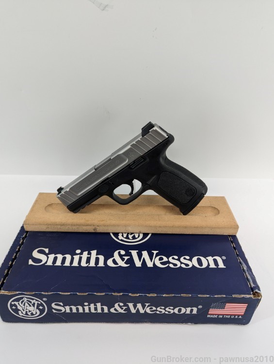 Smtih & Wesson SD40VE .40Cal w/ 1 Magazine & Box-img-0