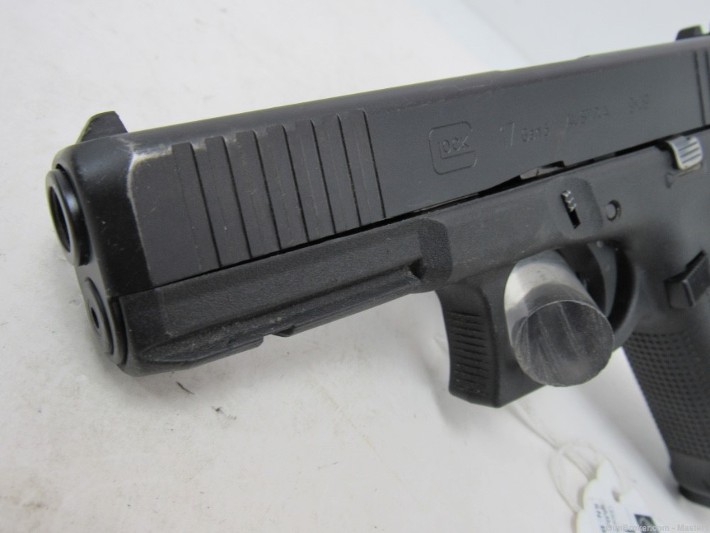  Glock 17 Gen 5 w/Backstraps 9mm $.01 Start No Reserve-img-1