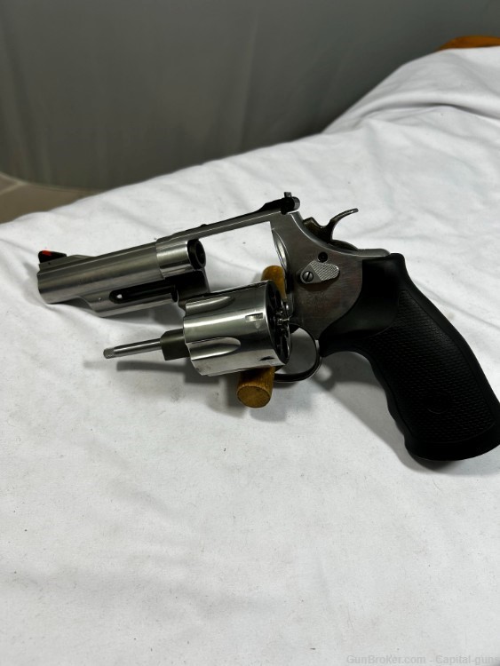 Smith and Wesson 629 .44 mag WITH BOX AND PAPERS-img-2