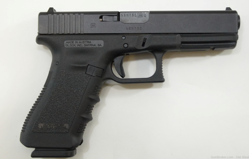 Glock 17 Gen 3 9mm Semi Auto Pistol Comes W/ 4 Magazines, and Speed Loader-img-3