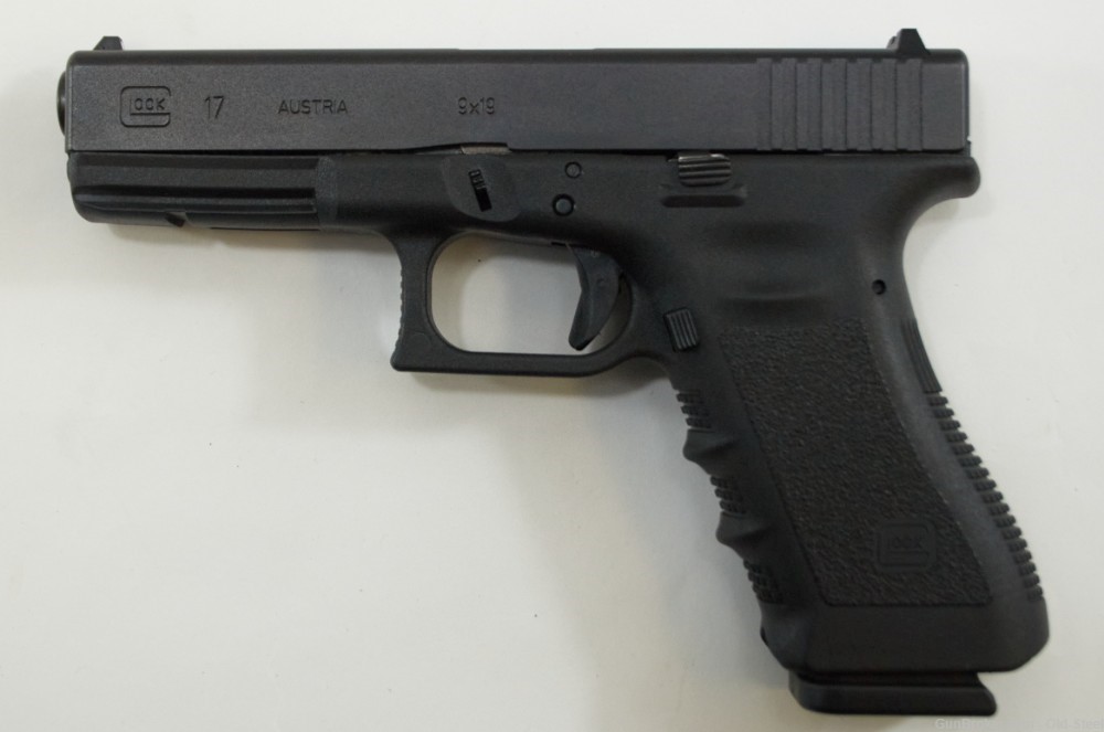 Glock 17 Gen 3 9mm Semi Auto Pistol Comes W/ 4 Magazines, and Speed Loader-img-6