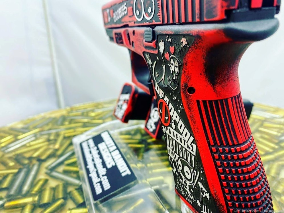  Glock 19 15rd Deadpool V1 Battleworn Engraved and w/ Custom Case-img-3