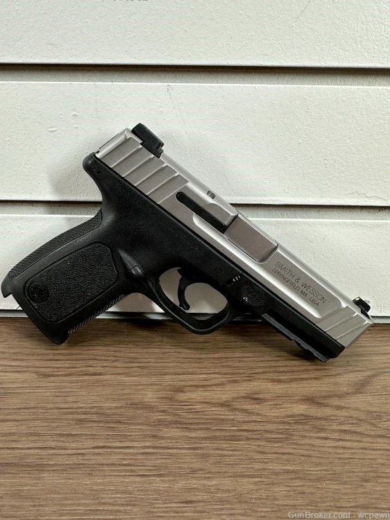 SMITH & WESSON SD40VE 40 S&W INCLUDES ONE 14 ROUND MAG #WCP021912-img-1