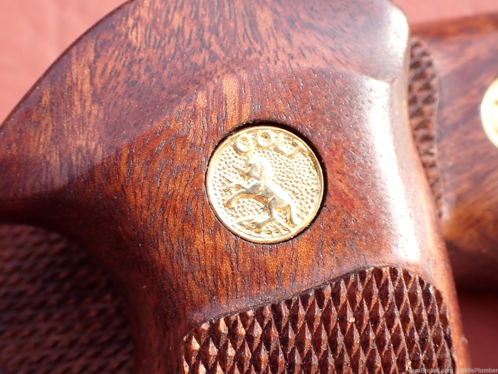 COLT PYTHON 357 MAGNUM TARGET MODEL CHECKERED WALNUT GRIPS GOLD MEDALLIONS -img-12