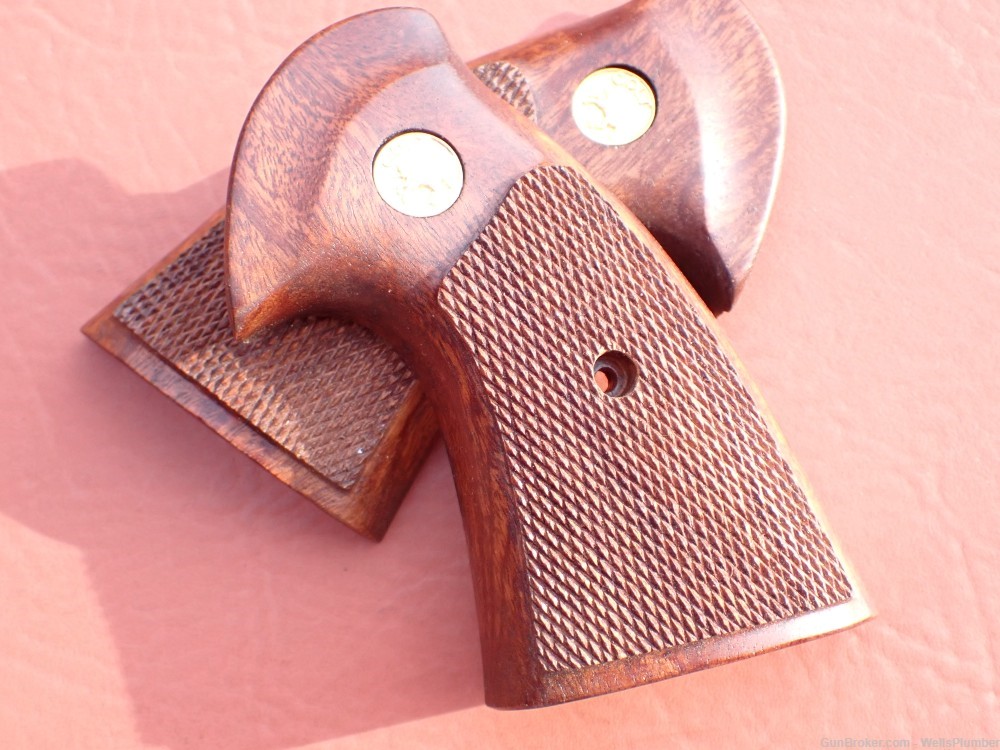 COLT PYTHON 357 MAGNUM TARGET MODEL CHECKERED WALNUT GRIPS GOLD MEDALLIONS -img-10