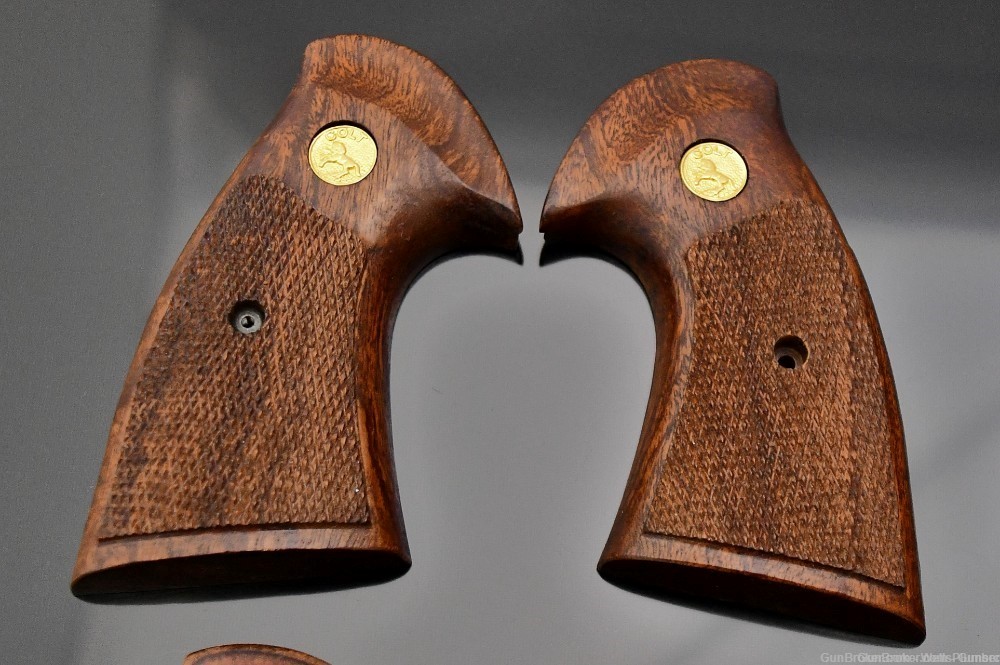 COLT PYTHON 357 MAGNUM TARGET MODEL CHECKERED WALNUT GRIPS GOLD MEDALLIONS -img-0