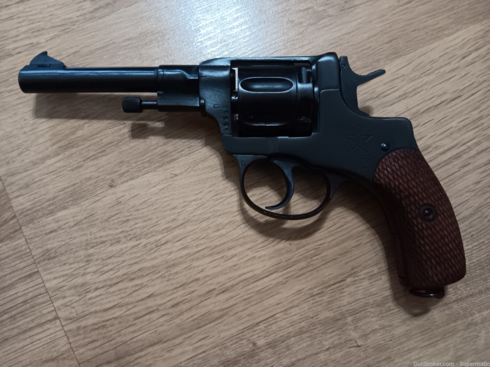 Russia Nagant revolver WWII era 1930..........LN-img-1