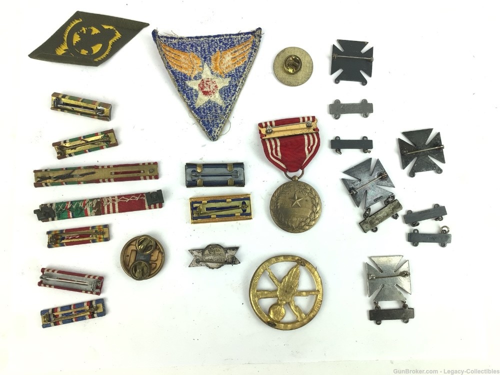 Huge Lot of US Military Pins - Badges - Patches - Medals & Awards-img-1
