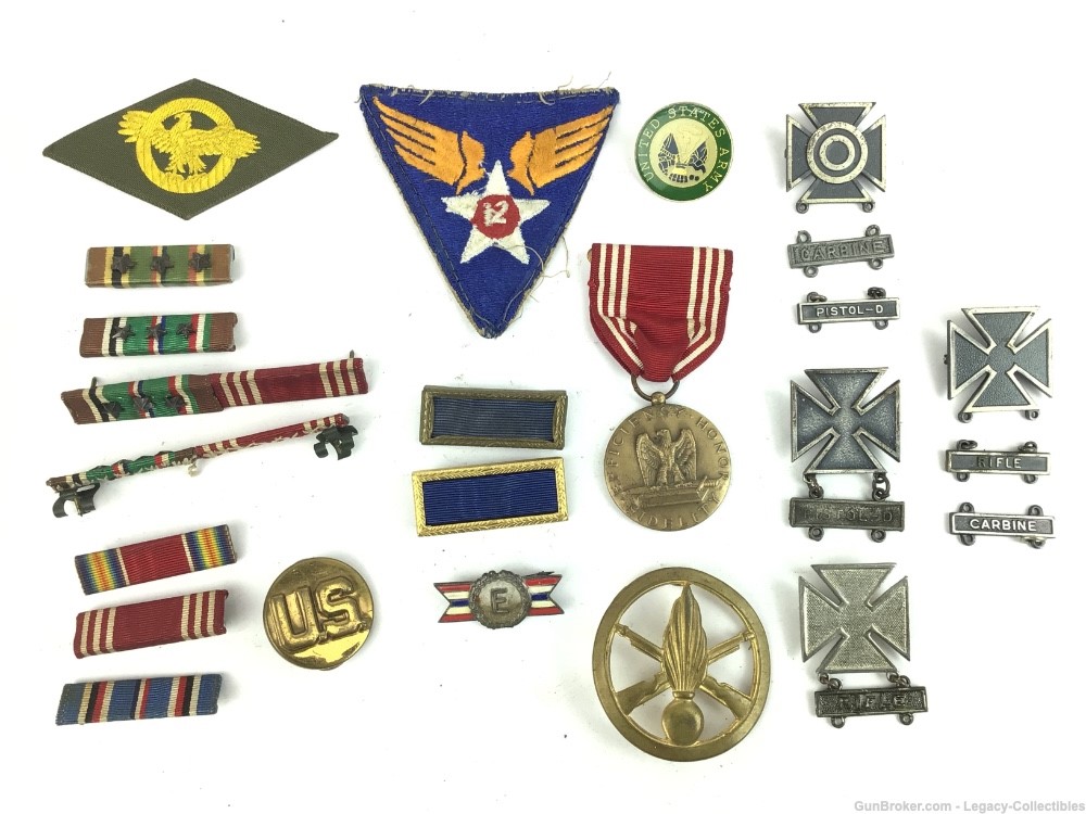 Huge Lot of US Military Pins - Badges - Patches - Medals & Awards-img-0